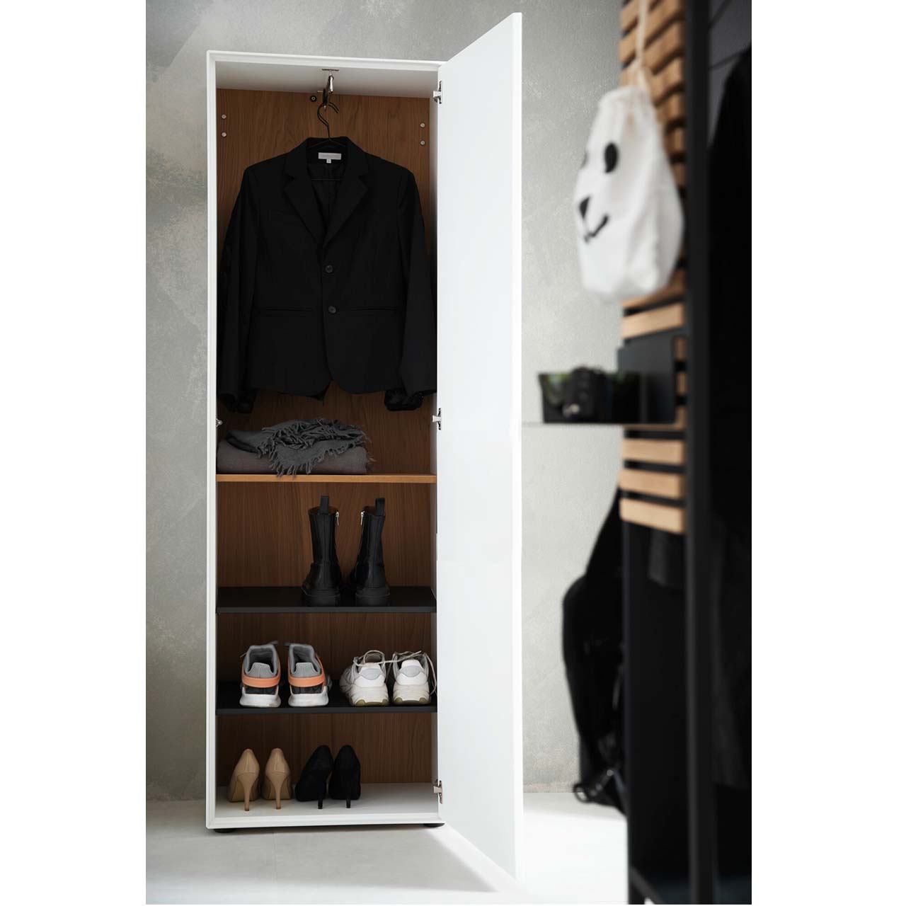 HM_SWK_YONNA_G_8340-0070W_Stauraumschrank-re-_open Hartmann Schöner Wohnen - Garderobe YONNA - Stauraumschrank 8340-0070W re. - Beispielbild Inneneinteilung