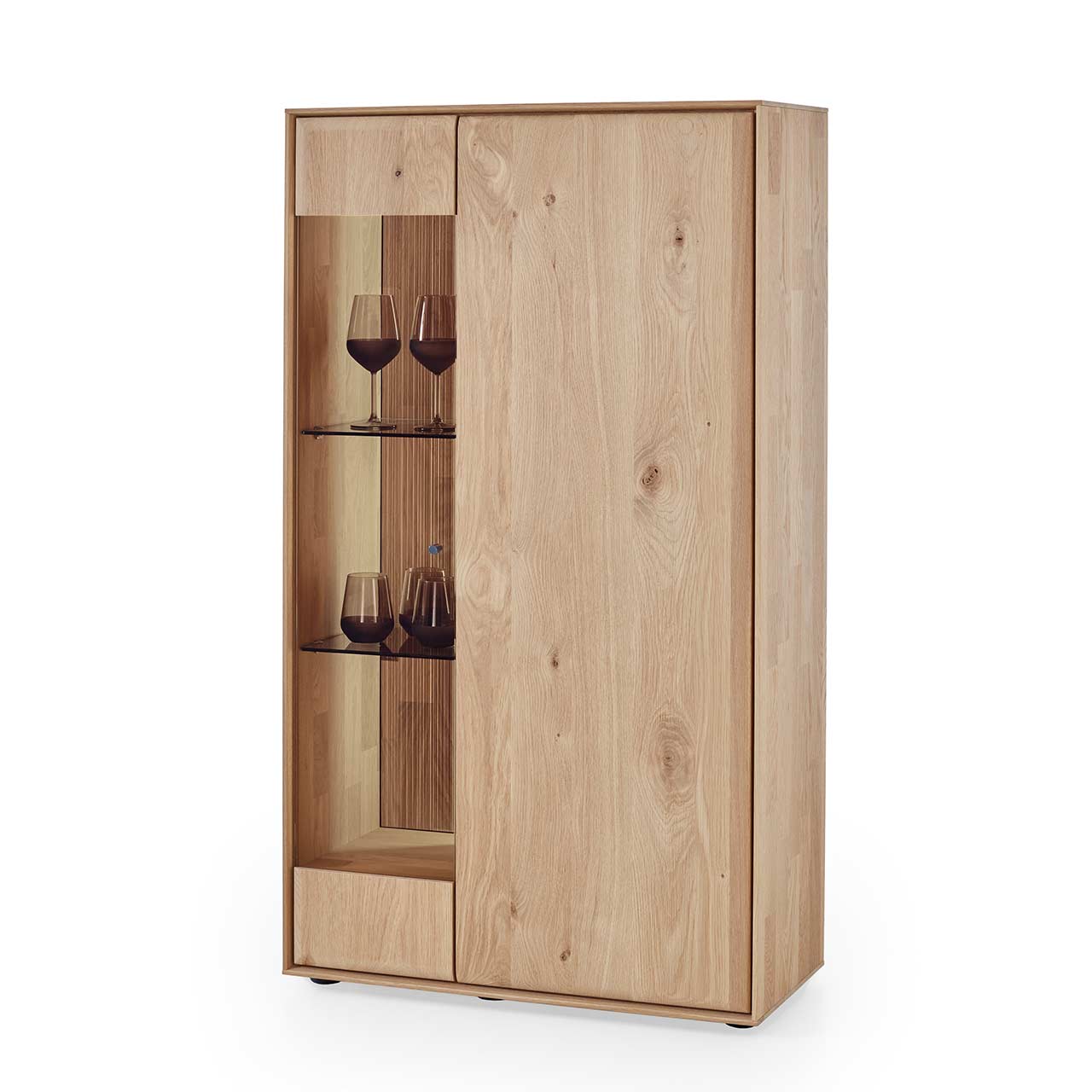 Modernes 2-türiges Highboard aus massiver Kerneiche Natur mit einer Glas/Holztür rinks und einer Holztür rechts - in Seitenansicht. 