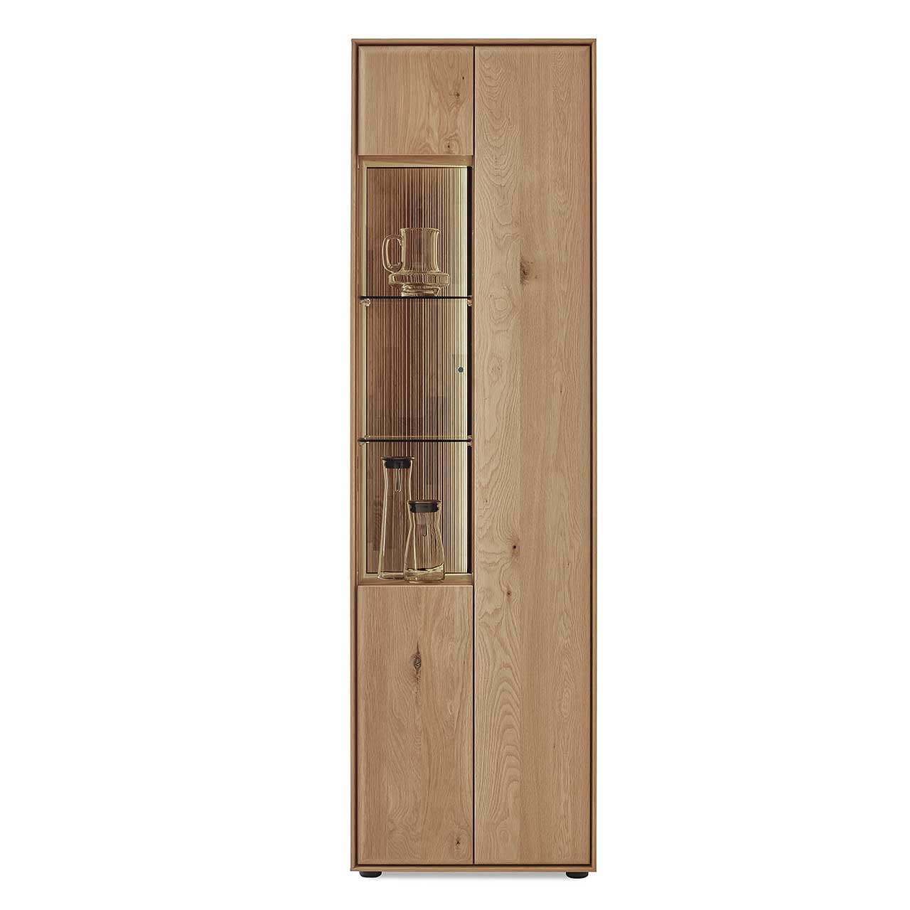 Hartmann VALA - Standvitrine 8640-0062 - Kerneiche Natur / Glas Moderne 2-türige Standvitrine aus massivem Eichenholz mit einer Holztür rechts und einer Glas/Holztür links - in Frontansicht.