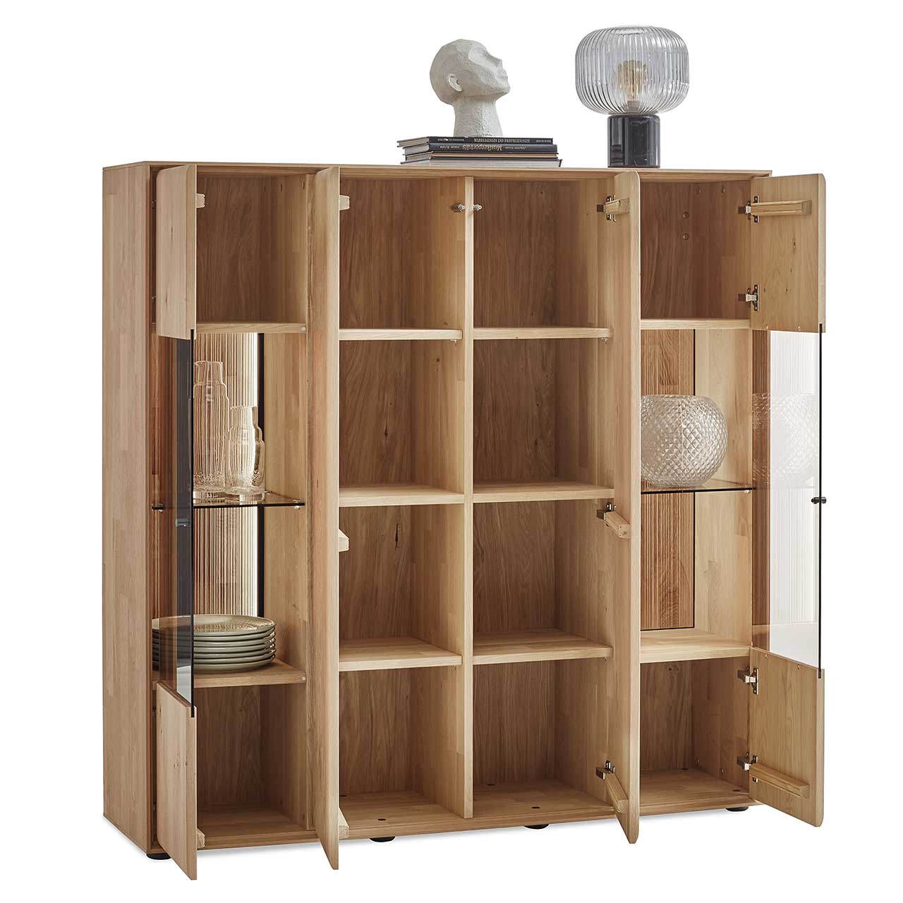 Modernes 4-türiges Highboard aus massiver Kerneiche Natur mit zwei Glas/Holztüren rechts und links und mittig mit zwei edlen Holztüren. Alle Türen sind geöffnet und zeigen innen die sechs Holzeinlegeböden.
