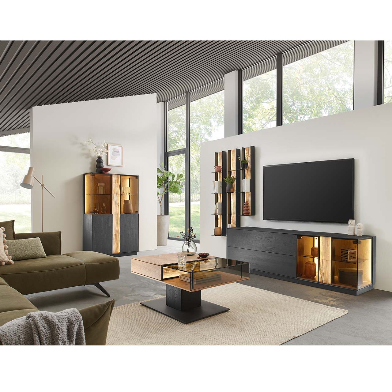 HM_KILVA_9610-6021_8091_Metallregal_milieu1_1280x1280 Moderne Wohnwand mit Materialmix aus Lack anthrazit mit Spaltholz-Akzenten und Parsolglas-Vitrinenausschnitten