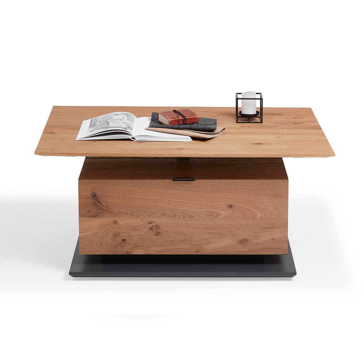 Hartmann NATURWERKE - Couchtisch 7100C-1403 Frontansicht eines modernen Couchtisches mit höhenverstellbarer Tischplatte und Hirnholzblock aus massiver Kerneiche mit Klappe und Stauraumfach auf dunkler Bodenplatte.