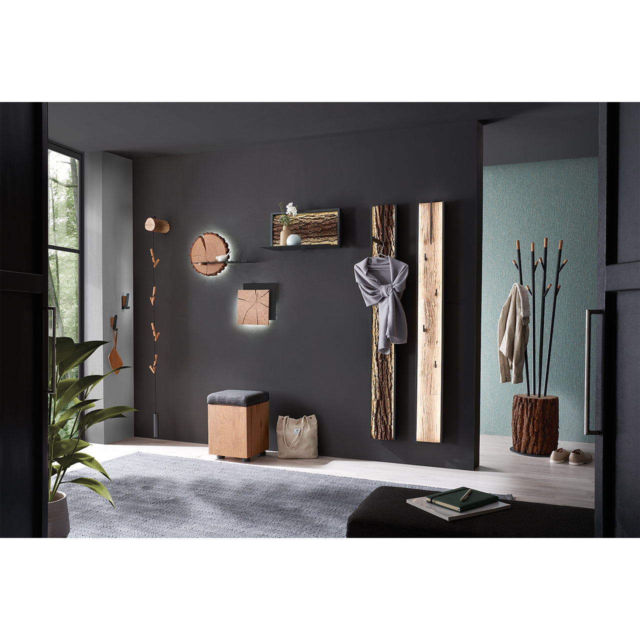 Viele ausgefallene Garderobenelemente aus Holz und Metall wie z.B. Hängegarderoben mit Spaltholz- oder Rindenrückwand, Schlüsselablagen, Wandhaken, Wandleuchten und Ablageregale mit Hirnholzscheiben, Sitzhocker auf Rollen mit Stauraum uvm.