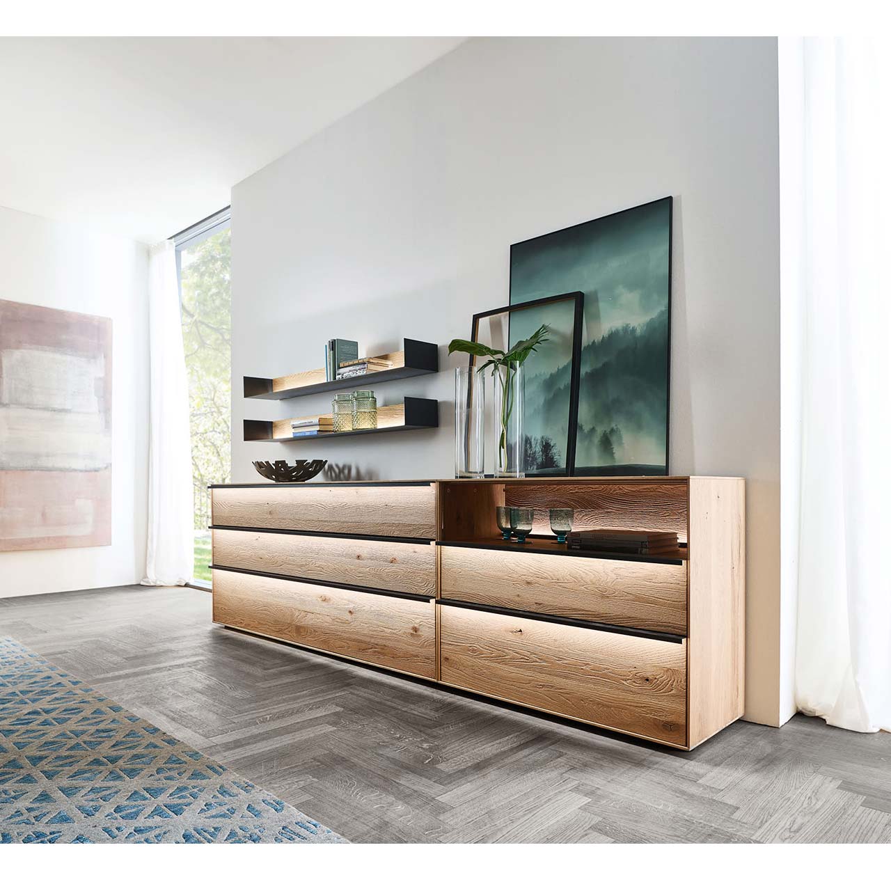 moderne Kommode aus massiver Kerneiche mit 4 Schubkästen & Glasfront in einem hellen Raum
