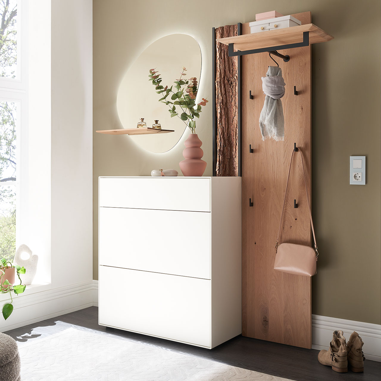 Hartmann SALVO 8550G - Garderobe Nr. V106R - Kernbirke weiß Lack, Kerneiche Natur, Baumrinde Moderne dreiteilige Garderobe aus Kernbirke und Kerneiche Natur: Wandpaneel aus Holz mit Kleiderstange, Haken und Rinden-Akzent, ein Stauraumschrank mit Schubkasten und Klappen in Lack weiß und ein ovaler Spiegel mit Ablage.