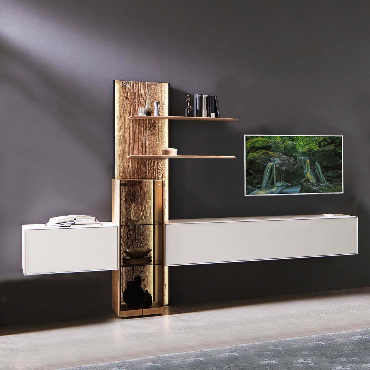 hartmann_BENJO_7220W_Wohnwand_34 Wohnwandkombination, 3teilig: 2 Hängelowboards in Lack weiß , 1 Wandpaneel aus Massivholz mit Glasvitrine