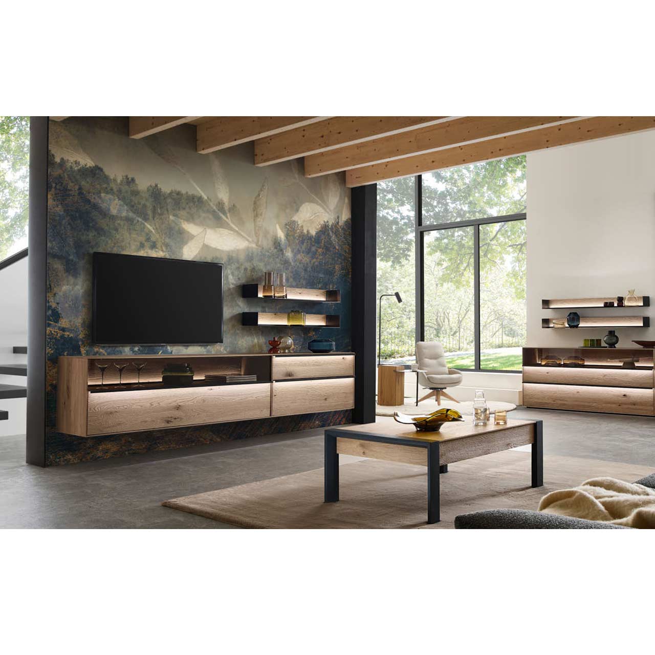 Modernes Wohnzimmer mit Motivtapeten und massiven Möbeln aus Kerneiche