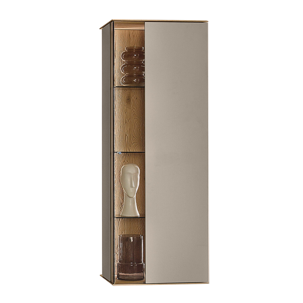 Moderne Vitrine aus massiver Kerneiche Natur mit Lackfronten in Sand. Mit einer Glas-Lacktür und beleuchteter Riffholzrückwand links sowie drei Glasböden.