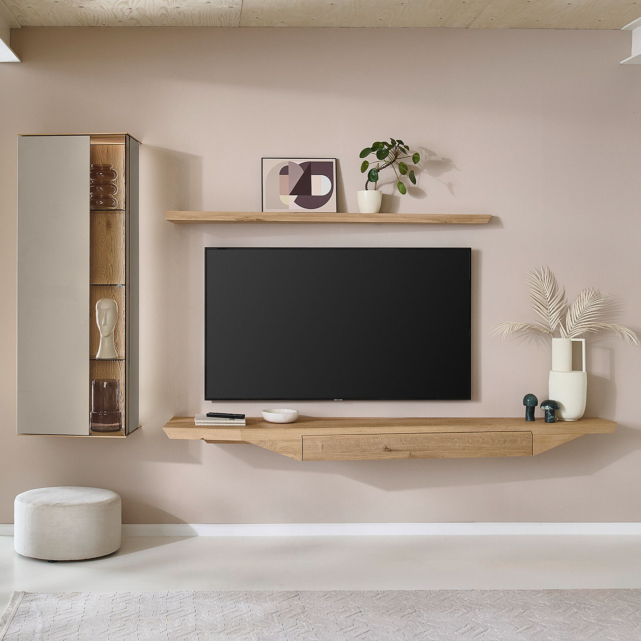 Hartmann Möbel SVEA - Wohnkombination 8660 Nr. V28 - dreiteilig Moderne vierteilige Wohnwand aus massiver Kerneiche Natur mit Lack Sand und Riffholz, bestehend aus einem Hängelowboard mit Schubkasten aus massivem Riffholz einer hohen Hängevitrine in Holz/Lack sowie einem Holz-Wandboard - im asymmetrischen Design.