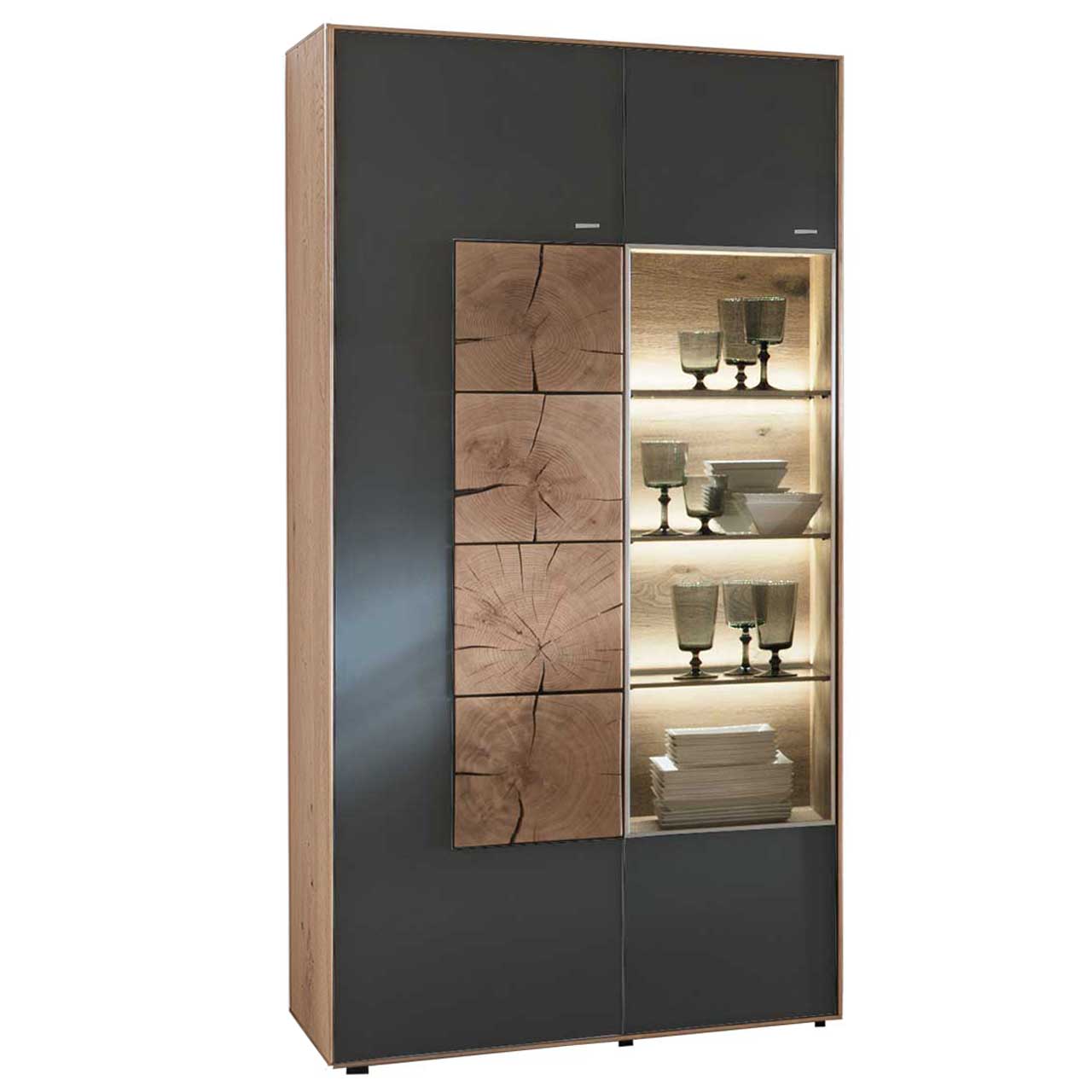 Hartmann CAYA - Standvitrine 7170-0092A li. Modernes Standelement aus massiver Kerneiche Umato mit Mattglas anthrazit Front. Rechts mit Glastür und drei beleuchteten Glasboden, links mit Mattglas anthrazit Tür und vier vertikal verlaufenden, rechteckigen Hirnholzscheiben.
