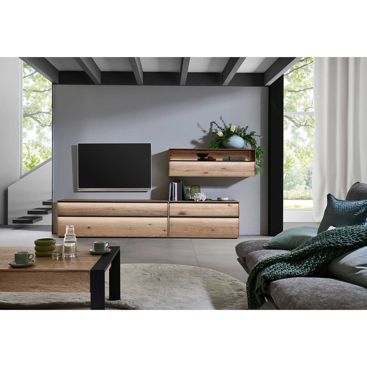 Wohnzimmer mit Massivholzwohnwand und TV Gerät
