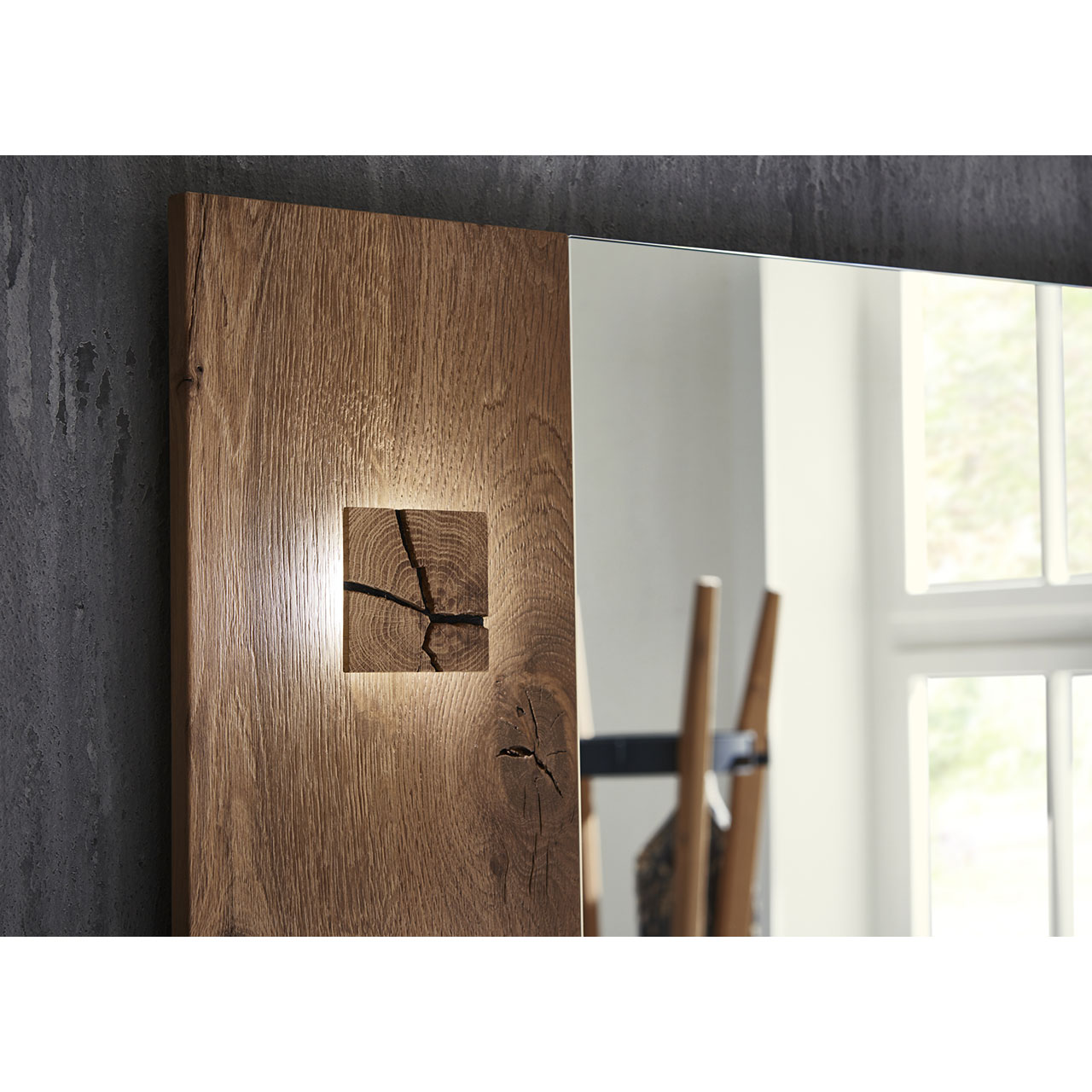 Detailaufnahme der beleuchteten Hirnholzscheibe des CAYA Wandpaneels Nr 7140-5111 