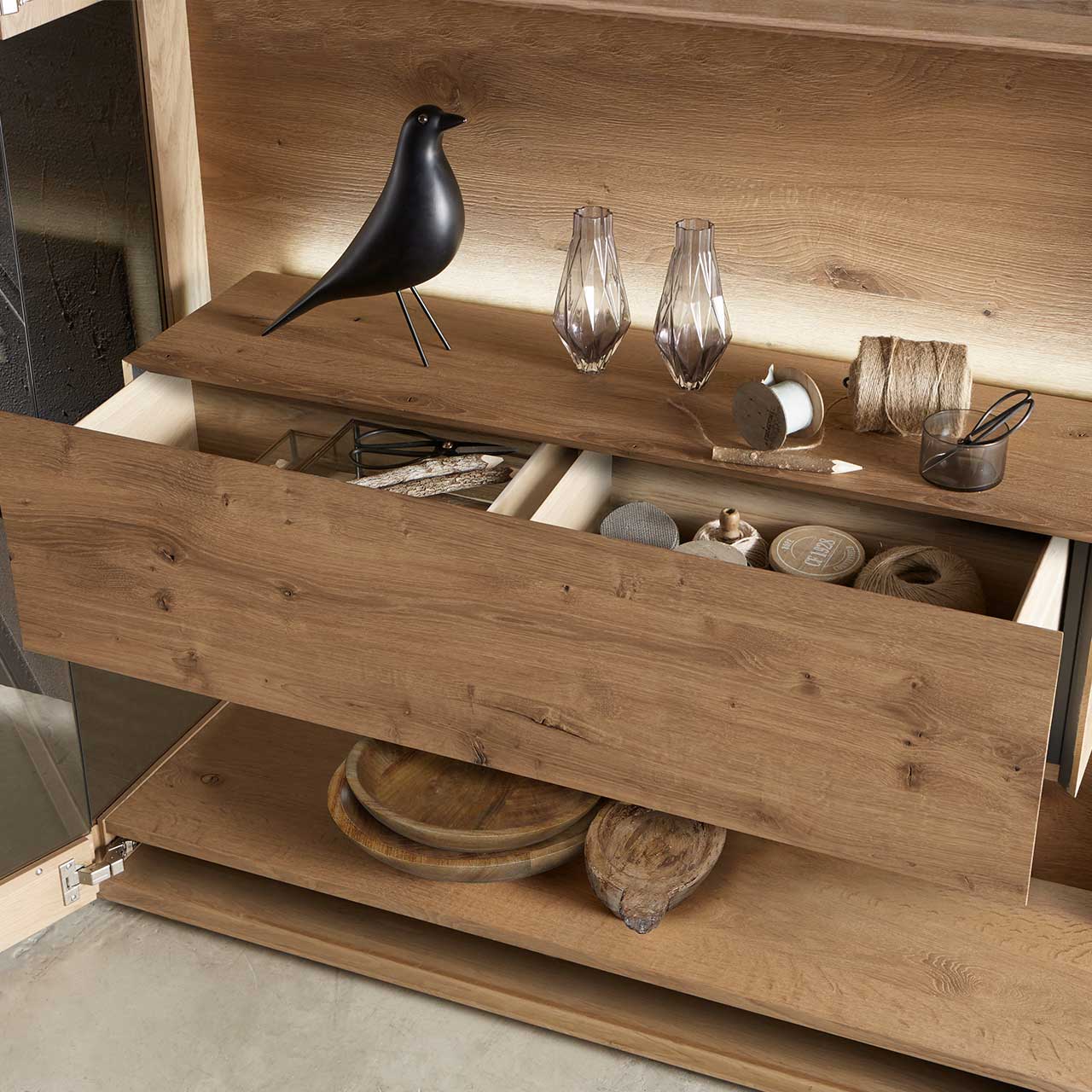 Detailansicht des innenliegenden, beleuchteten Hirnholzblocks mit geöffnetem Doppelschubkasten im CAYA Highboard 7170-HM-6139
