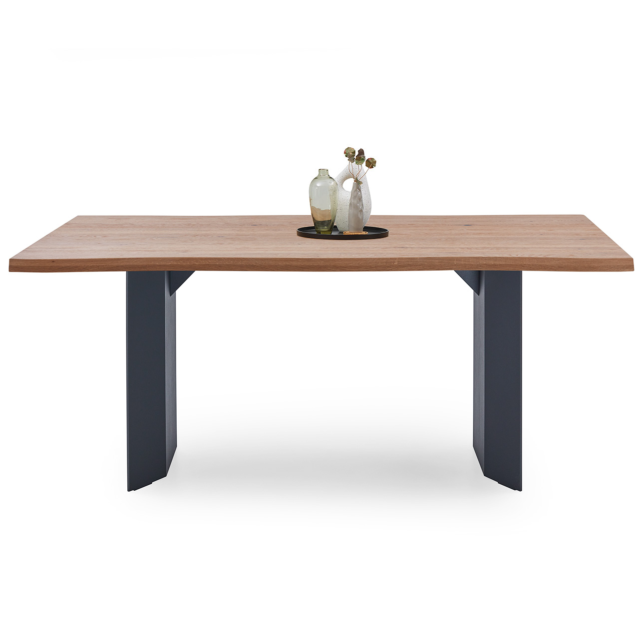 Hartmann VIDA - Tisch E300 8630-1598 - Kerneiche Natur Moderner Esstisch mit fester Platte aus Kerneiche Natur massiv mit edlem Baumkantenprofil und Untergestell aus Kernesche anthrazit gebeizt - in Frontansicht.