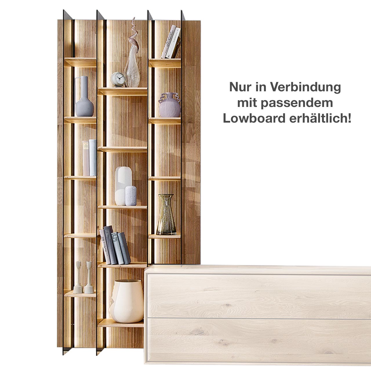 Hohes modernes Wandregal aus massivem Holz mit geschroppter Rückwand, zwölf Holzböden und vier beleuchteten Glasseiten aus Parsolbronze - als linksstehendes Anbauelement für ein passendes VALA Lowboard.