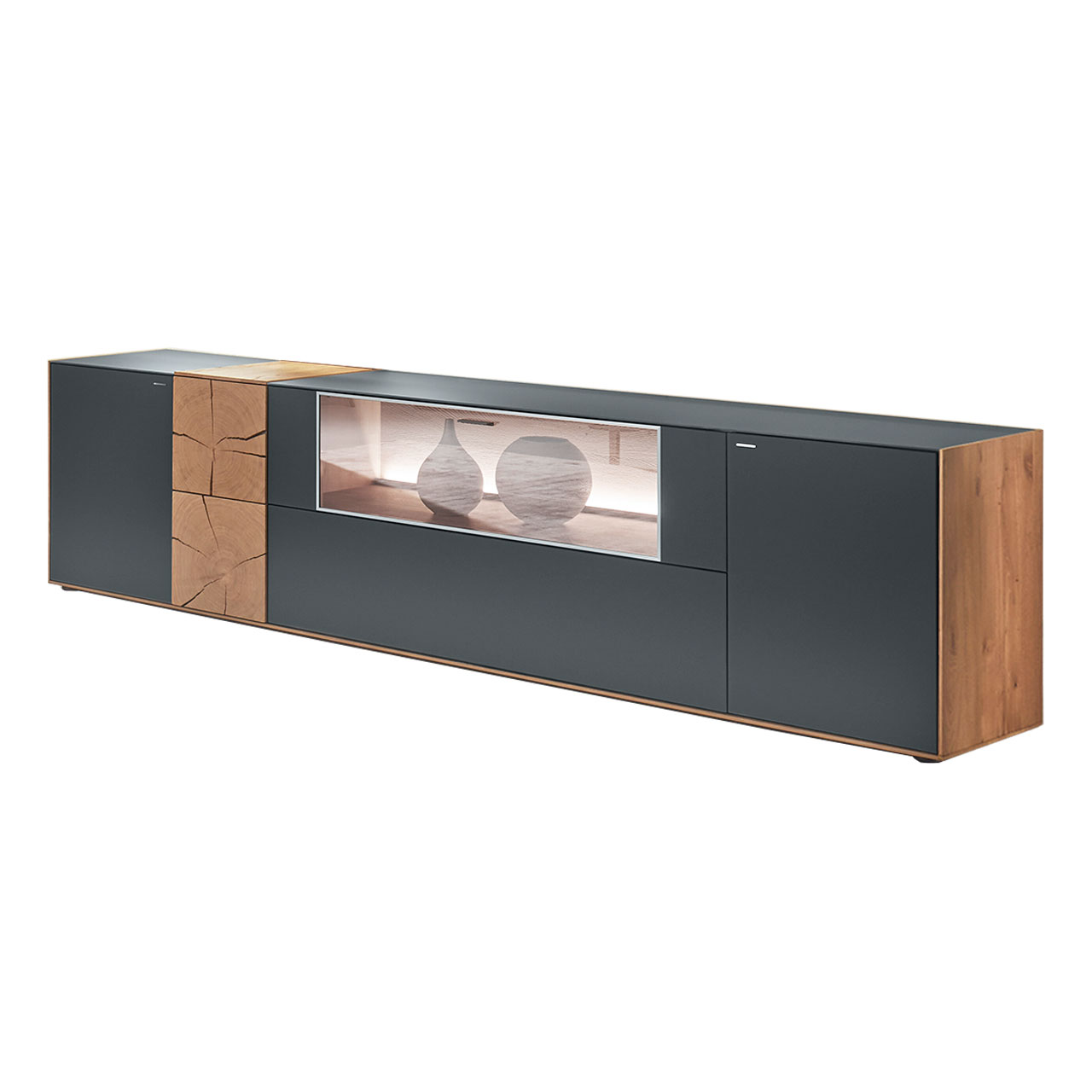 Modernes Lowboard aus massiver Kerneiche Umato mit Mattglas anthrazit Front, mittig mit Glasklappe, links mit dekorativer Hirnholz Applikation aus zwei rechteckigen Hirnholzscheiben.