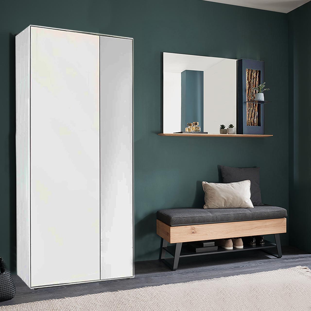 Moderne dreiteilige Garderobe aus massiver Kernbirke und Kerneiche Natur: Ein Stauraumschrank in Lack weiß mit Spiegeltür, eine gepolsterte Sitzbank auf Metallkufen mit Stauraumfach und ein Spiegelpaneel mit Ablage und Rinden-Akzent.