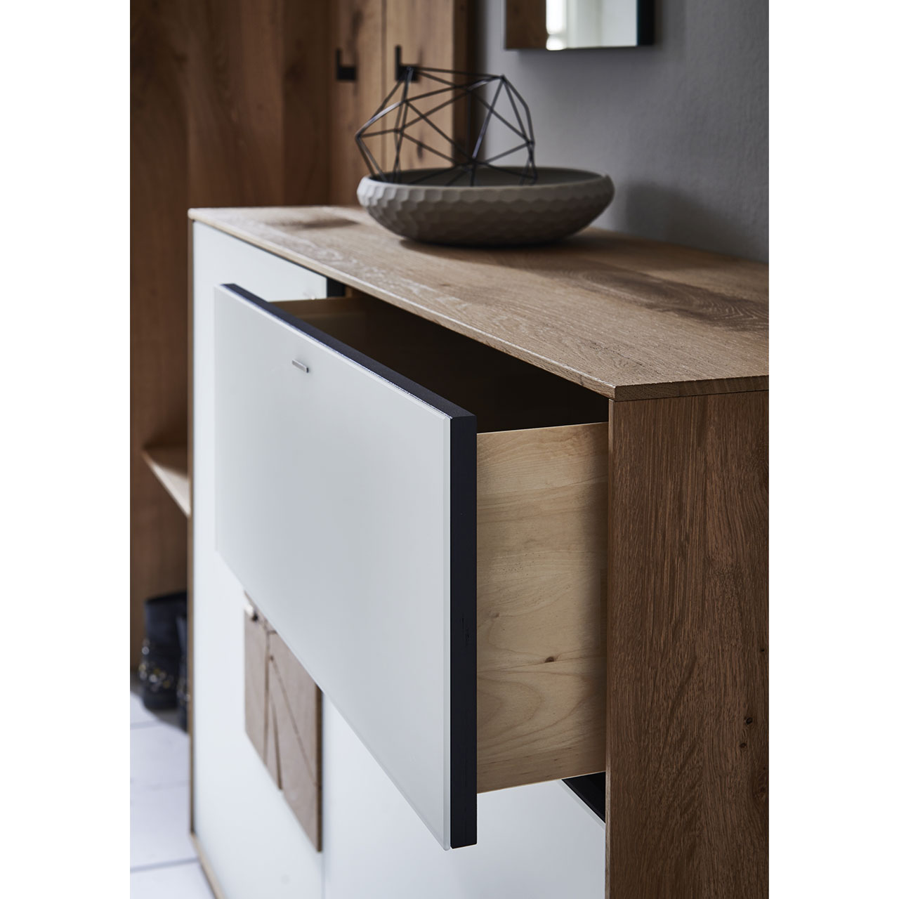 Hartmann CAYA Garderoben - Stauraumschrank 7140-4115 - Detail Schubkasten Geöffneter Schubkasten des CAYA-Stauraumschranks 7140-4115 mit sichtbarem Innenraum.