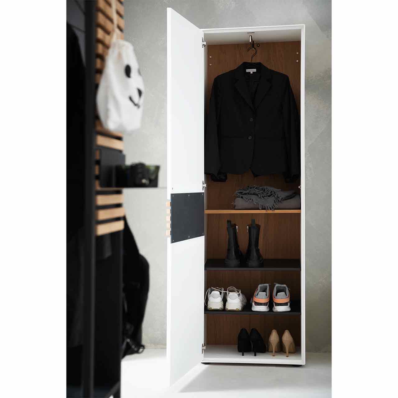 HM_Yonna_8340-0067_Stauraumschrank_open_1280x1280 Hartmann Schöner Wohnen - Garderobe YONNA - Stauraumschrank 8340-0067W li. - Bespielbild Inneneinteilung