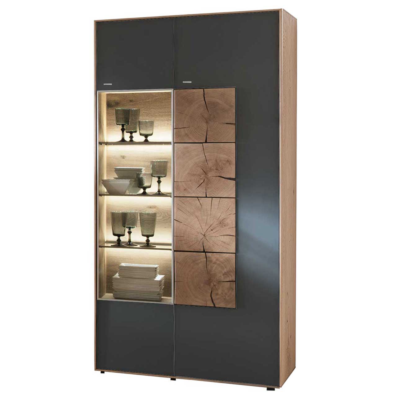 Hartmann CAYA - Standvitrine 7170-0093A re. Modernes Standelement aus massiver Kerneiche Umato mit Mattglas anthrazit Front. Links mit Glastür und drei beleuchteten Glasboden, rechts mit Mattglas anthrazit Tür und vier vertikal verlaufenden, rechteckigen Hirnholzscheiben.
