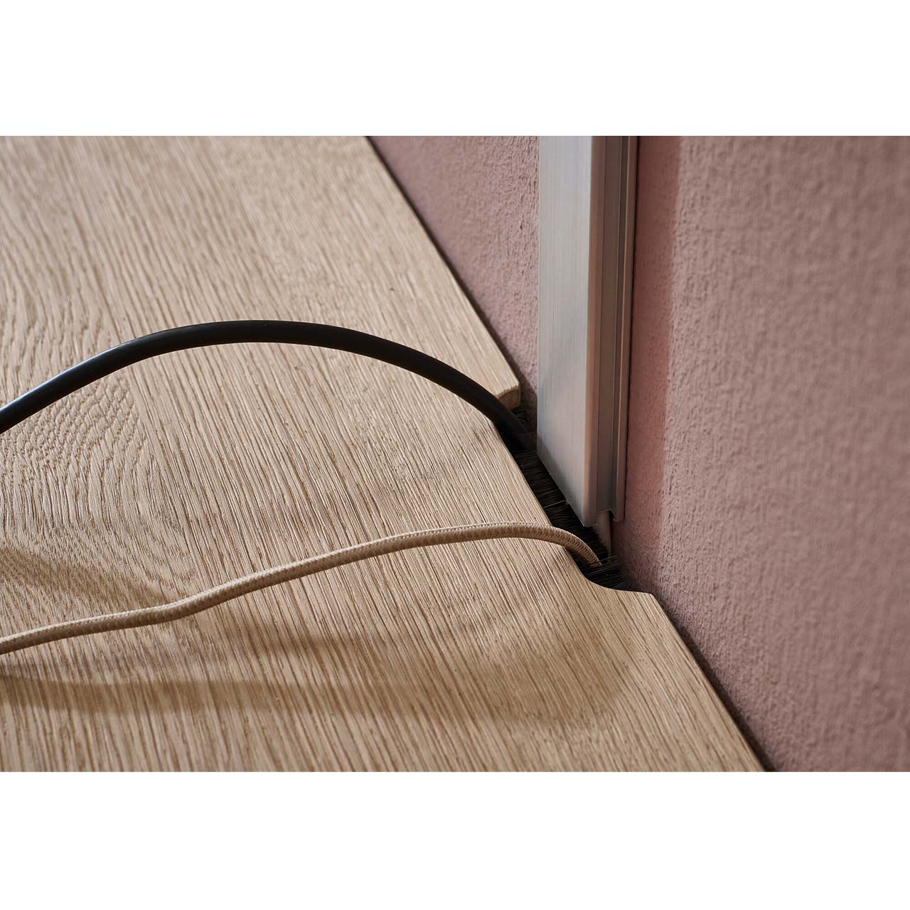 Hartmann Möbel SVEA - 8660 Lowboard mit Kabeldurchlass Detailansicht eines Medien-TV-Boards mit integriertem Kabeldurchlass am hinteren Rand.