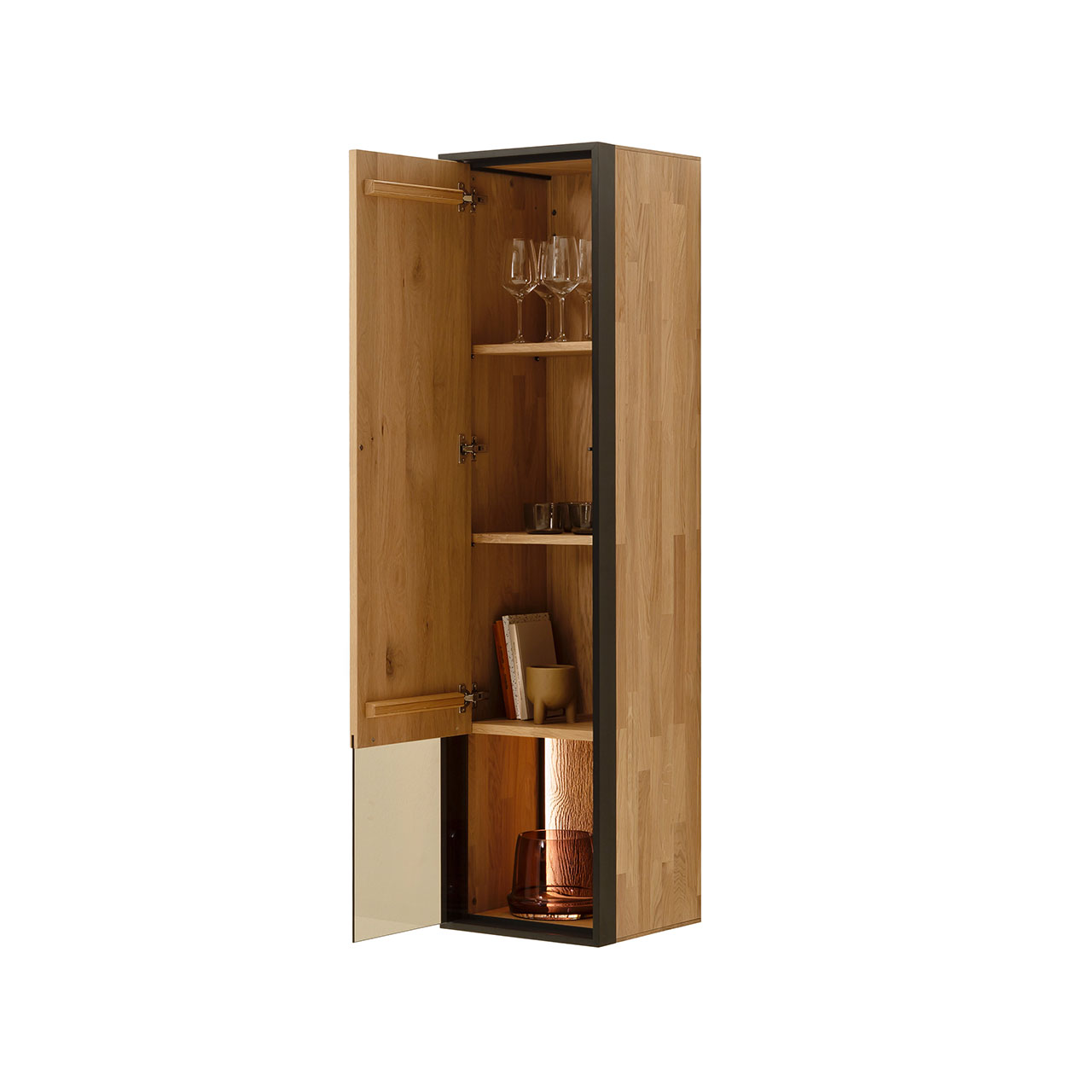 Moderner, hochformatiger Hängeschrank aus massiver, sandgestrahlter Kerneiche Natur mit anthrazitfarbenem Rundum-Metallrahmen, mit einer geöffneten Holztür mit Glasausschnitt unten und drei sichtbaren Holzeinlegeböden innenliegend.