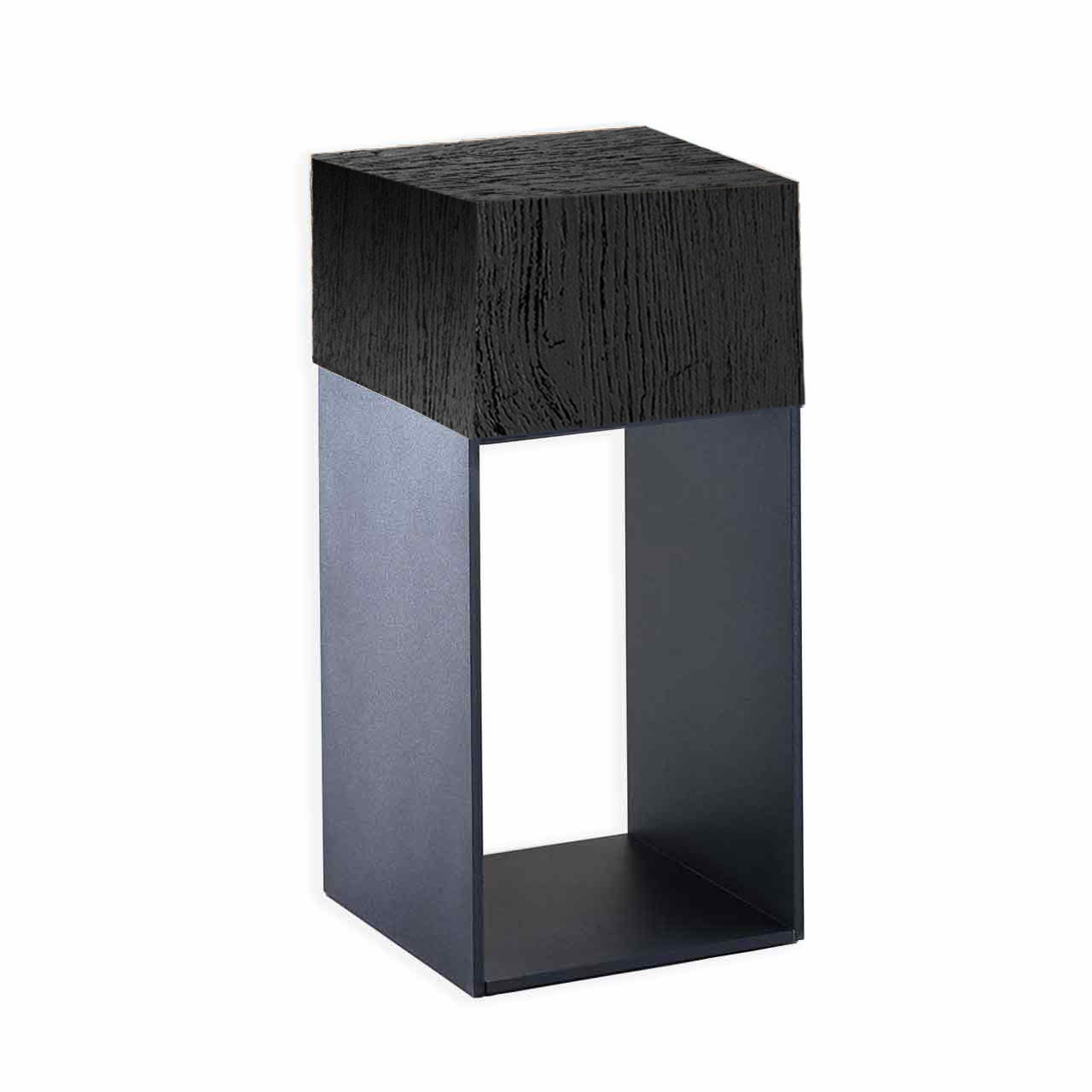 Quadratischer Beistelltisch mit Aufsatzblock aus massiver Kernesche anthrazit und dunklem Metallgestell, das auch als Ablage nutzbar ist.