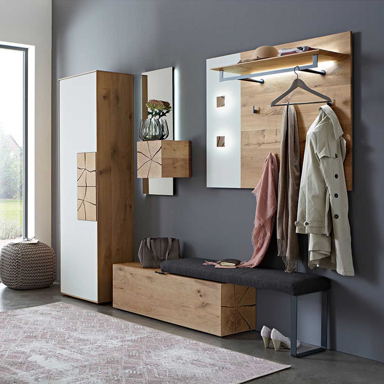 Hartmann CAYA Garderoben - Kombination 7140 Nr. V126 - fünfteilig Moderne, fünfteilige Garderobe aus massiver Kerneiche mit Garderobenpaneel, Stange und Haken, einem Spiegel mit Stauraumfach, einem Stauraumschrank mit weißen Mattglasfronten und Hirnholzkacheln und einer gepolsterten Sitzbank mit Fach.
