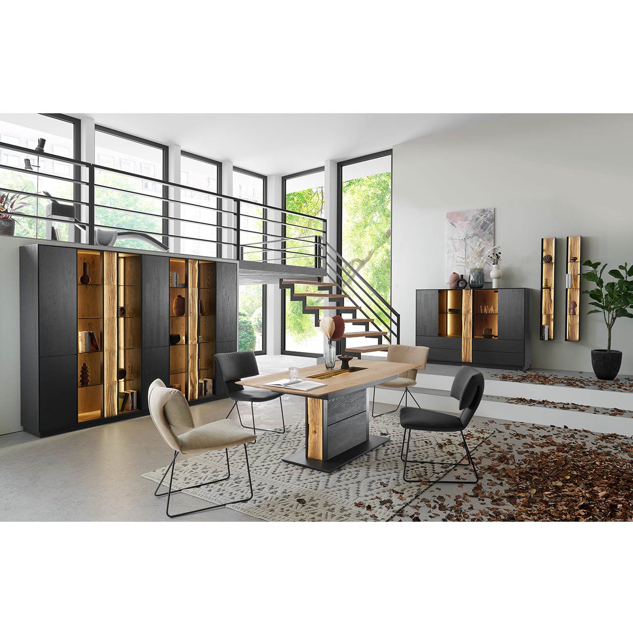 HM_KILVA_9610-1589Esstisch_1705Stuhl_milieu_1280x1280 Modernes Esszimmer mit Möbeln aus Kernesche anthrazit in Kombination mit Spaltholz-Akzenten und Parsolglas-Ausschnitten