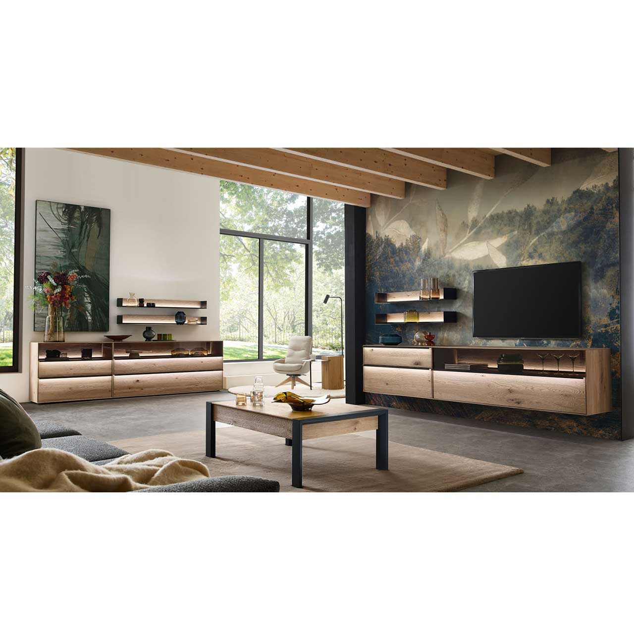 Modernes Wohnzimmer mit Motivtapete und Massivholzmöbeln