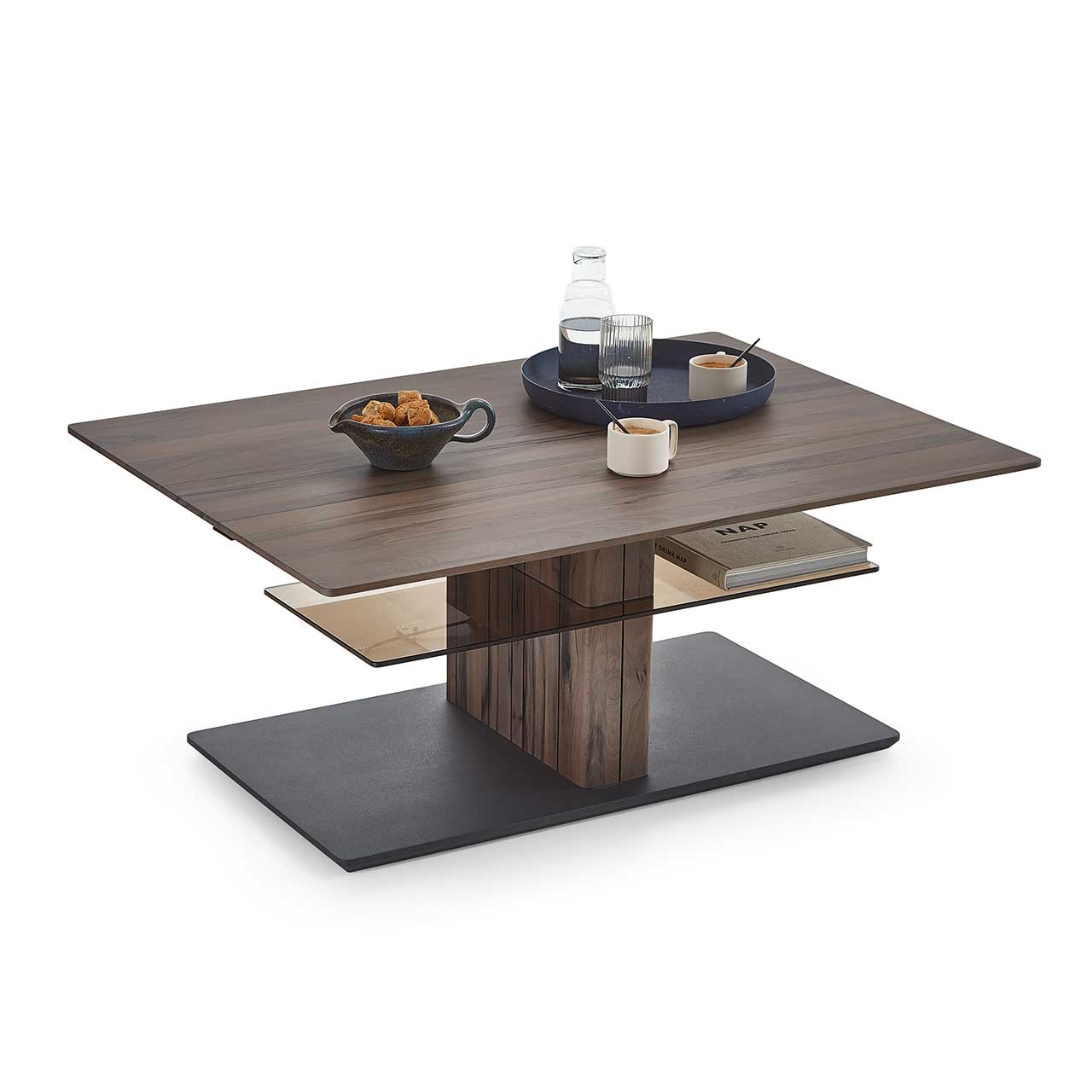 Edler Couchtisch mit rechteckiger, höhenverstellbarer Tischplatte aus dunkelbraunem Holz und zusätzlicher fester Glasablage darunter - auf massiver Holzsäule und dunkler Bodenplatte.