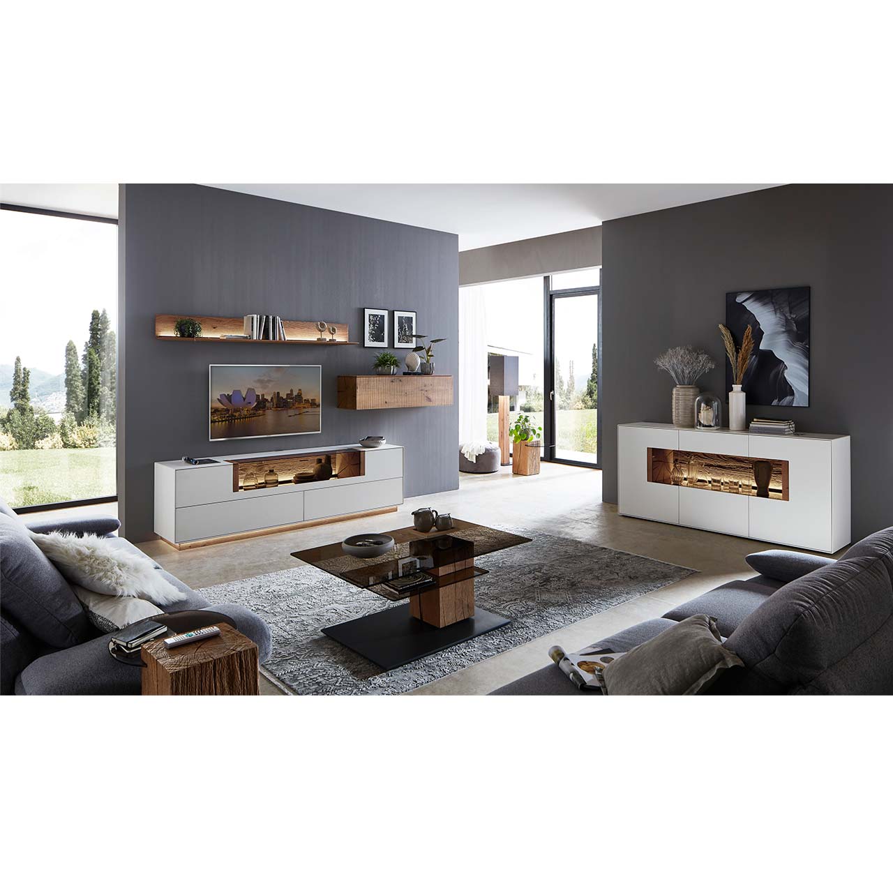 Modernes Wohnzimmer mit Möbeln aus weißem Lack und Massivholzelementen