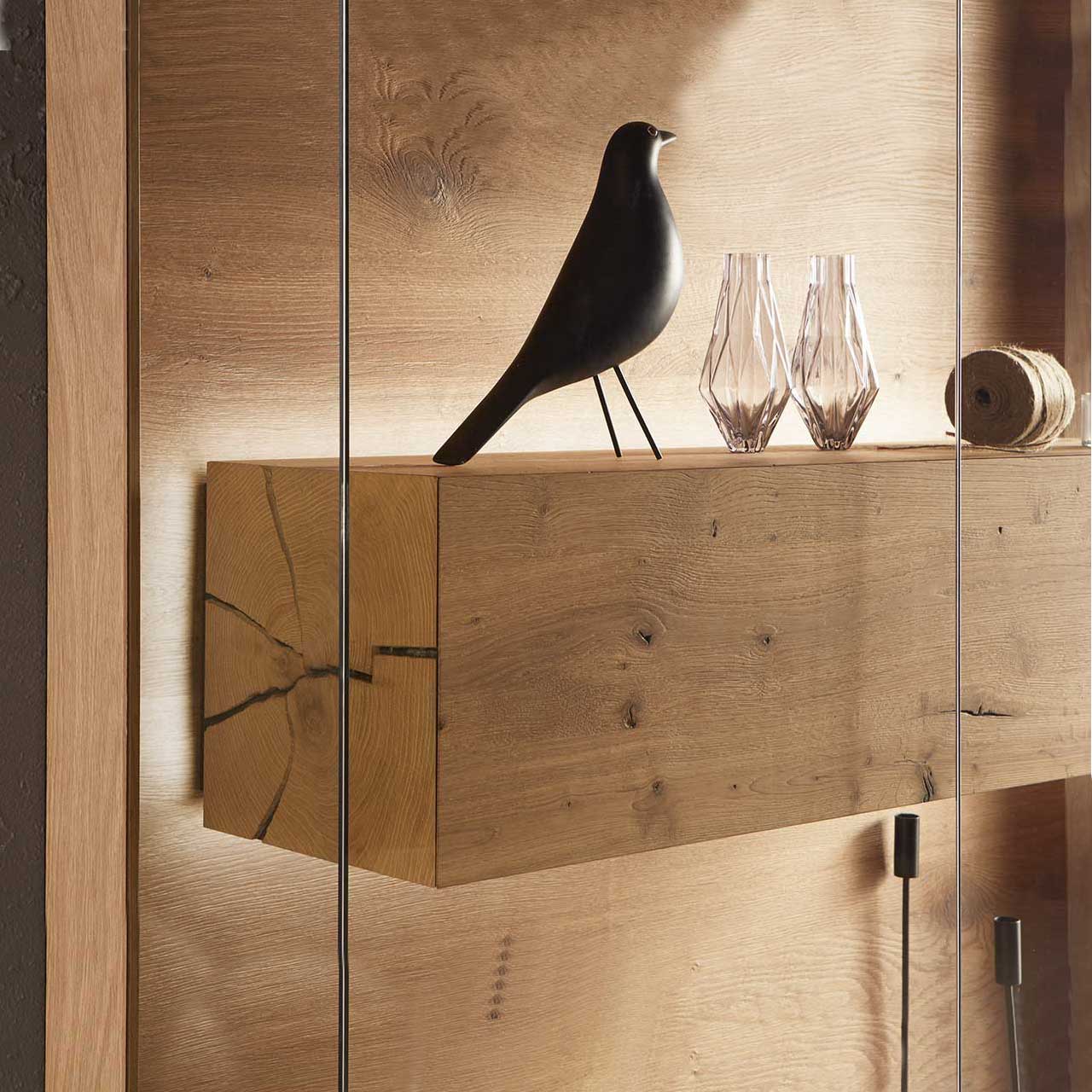 Detailansicht der Vitrinenbeleuchtung am massiven Hirnholzblock des CAYA Highboards Nr. 7170-HM-6139