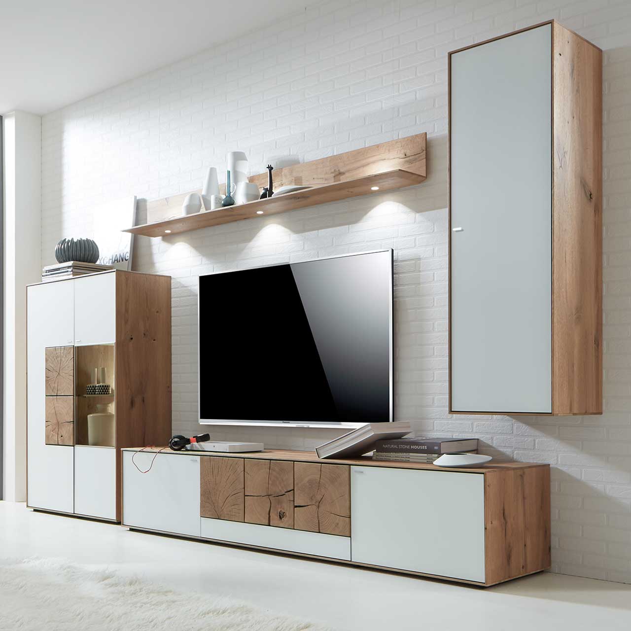 Moderne vierteilige Massivholz Wohnwand aus Kerneiche Umato mit Mattglas weiß Fronten: Langes Lowboard mit Hirnholz, Wandregal aus Holz, schlichter Hängeschrank, Highboard mit beleuchtetem Glasausschnitt und Hirnholz