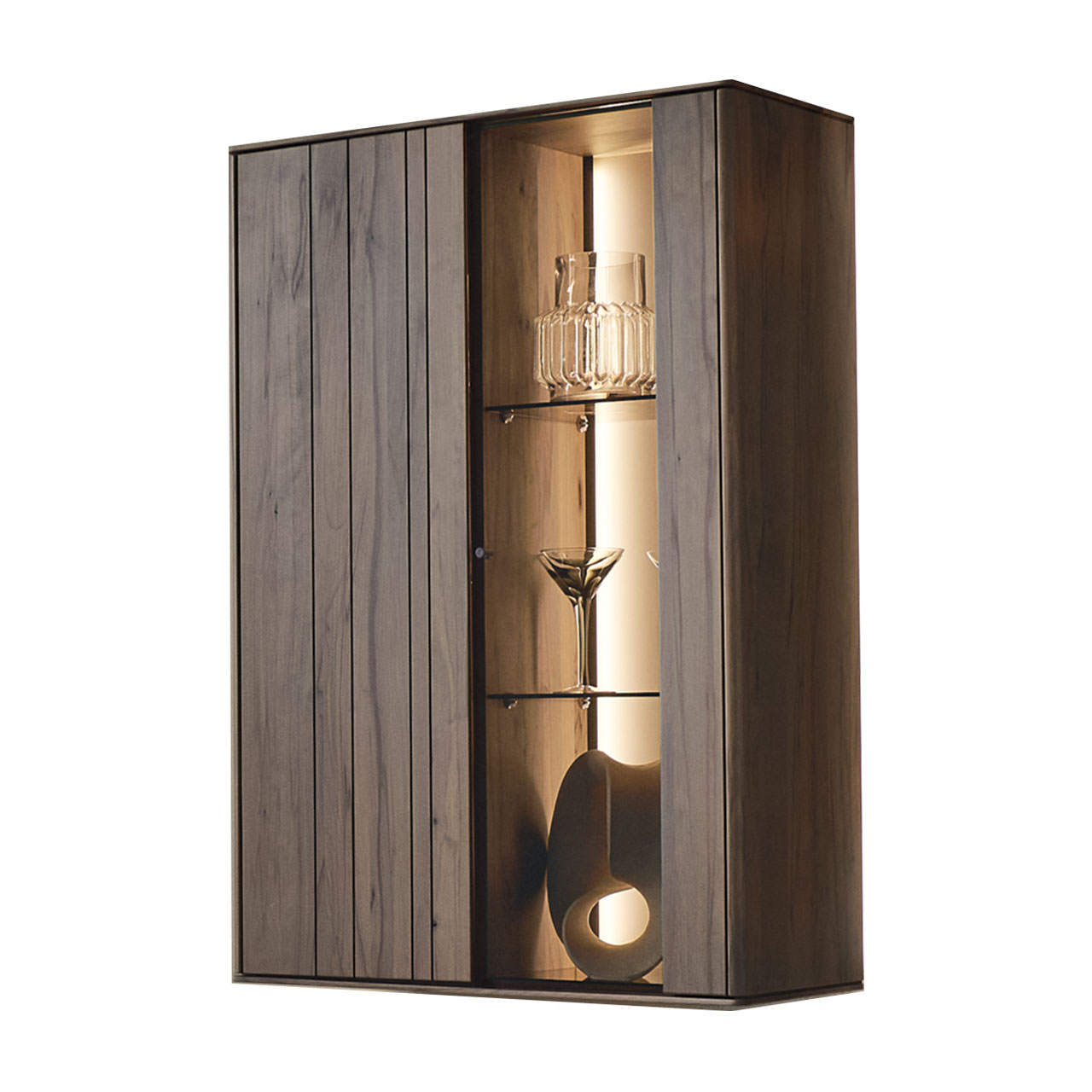 Moderne, breite Hängevitrine aus massiver dunkelbrauner Altholzbuche Uyaa mit edler, sichtbarer Holzmaserung und beleuchtetem Glasausschnitt mit drei Glasböden vor sichtbarer Rückwand in modernem Lack Sand.