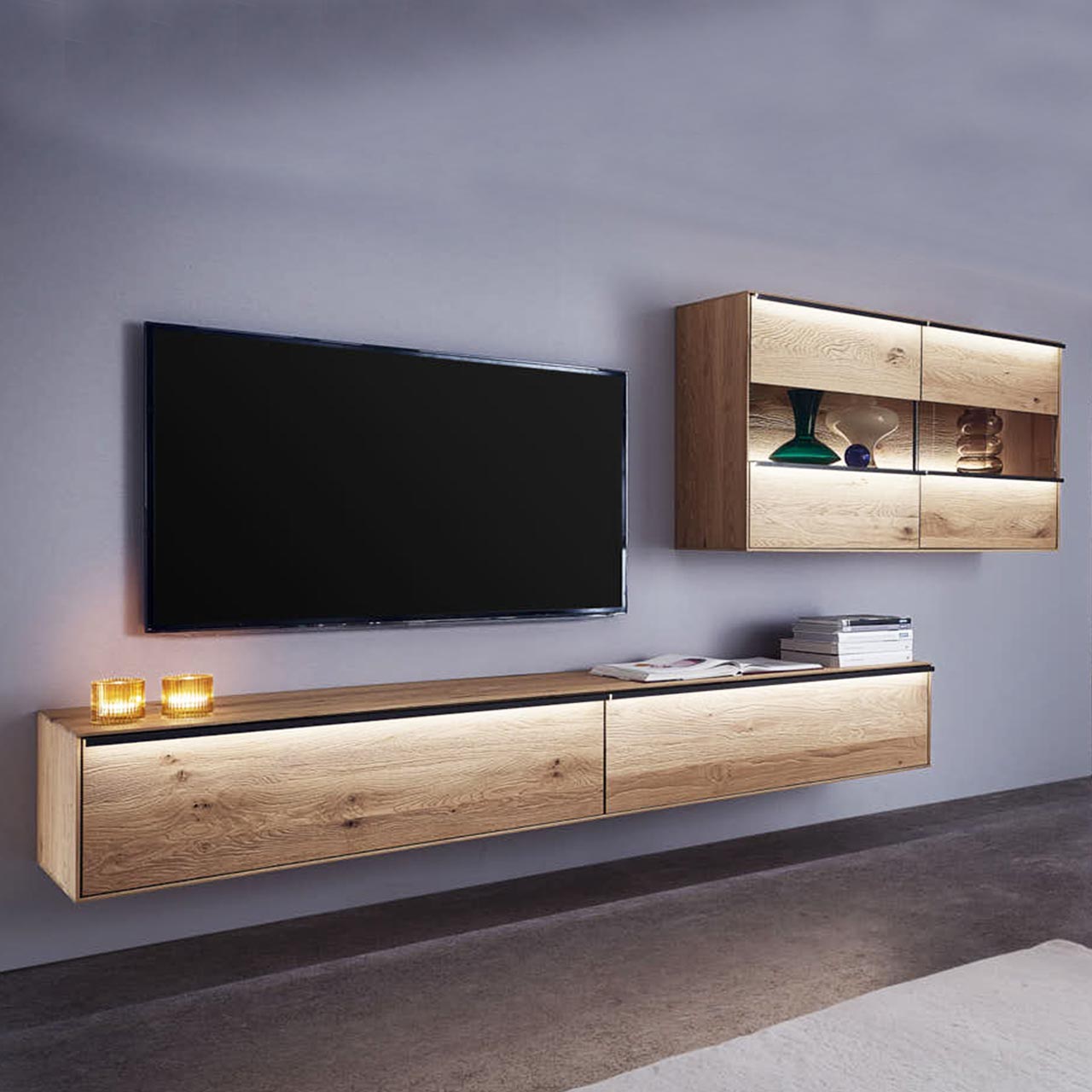 Wohnzimmer mit schlichter Massivholzwohnwand