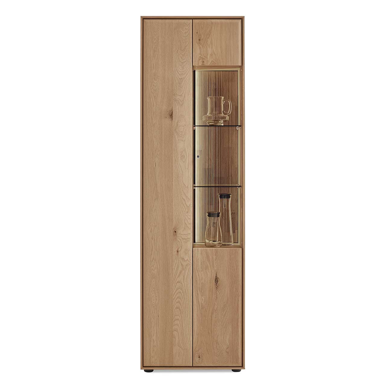 Hartmann VALA - Standvitrine 8640-0061 - Kerneiche Natur / Glas Moderne 2-türige Standvitrine aus massivem Eichenholz mit einer Holztür links und einer Glas/Holztür rechts - in Frontansicht.