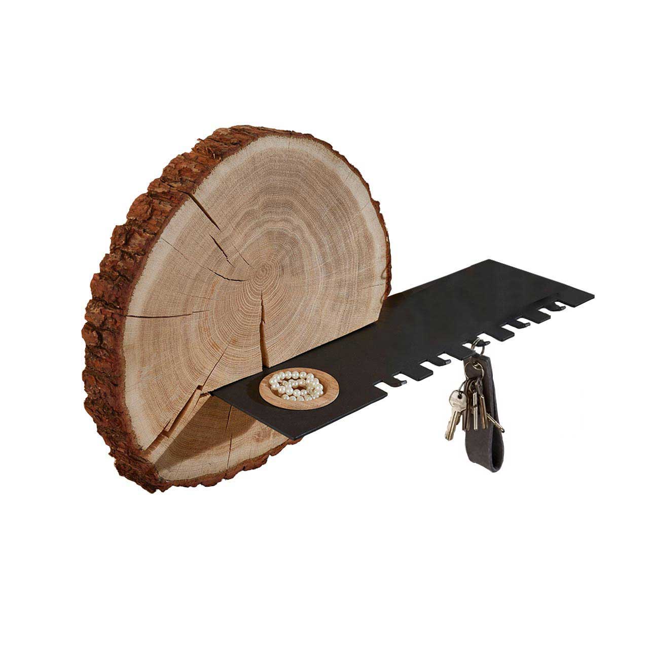 Moderne Schlüsselablage aus runder Holzscheibe mit sichtbarer Rinde und anthrazitfarbener Metallablage mit Schlüsselhaken und Ablagefläche für kleine Gegenstände.