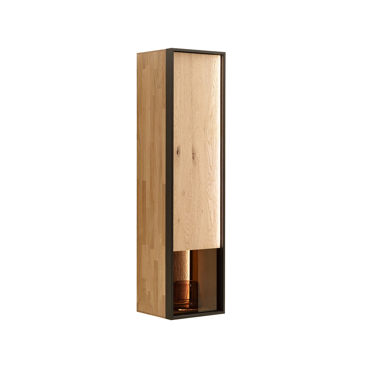 Hartmann YOLA Schöner Wohnen - Hängeelement 8590-8042 - Türanschlag rechts Moderner, hochformatiger Hängeschrank aus massiver, sandgestrahlter Kerneiche Natur mit anthrazitfarbenem Rundum-Metallrahmen, mit einer Holztür und beleuchtetem Glasausschnitt unten.