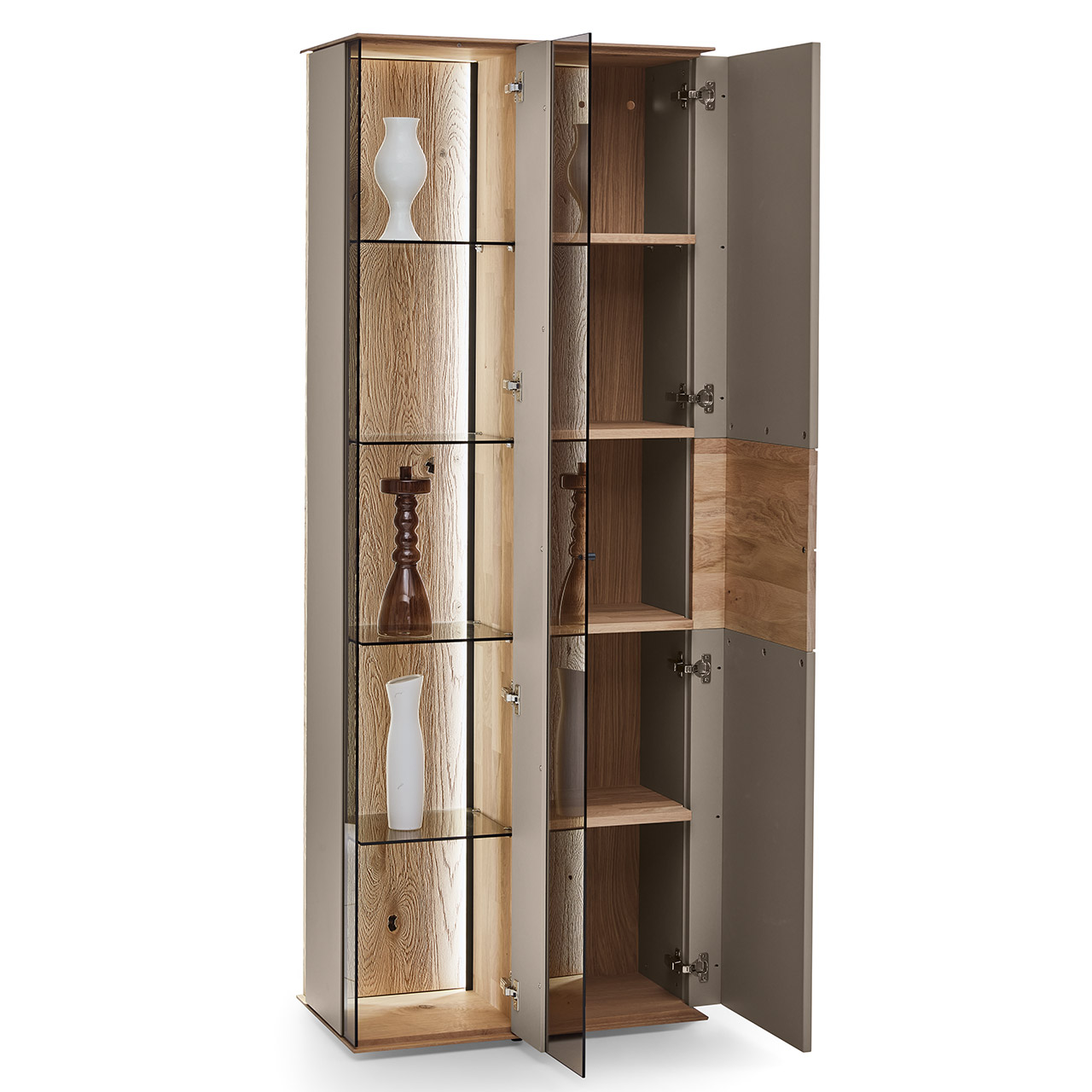 Hartmann Möbel SVEA - Standvitrine 8660-0072 offen - Kerneiche Natur, Lack Sand Moderne Vitrine aus massiver Kerneiche Natur mit Lackfronten in Sand. Mit geöffneter Glas-Lacktür mit sichtbaren Glasböden und beleuchteter Riffholzrückwand links und einer geöffneten Lacktür rechts, darin sichtbar vier Holzeinlegeböden.