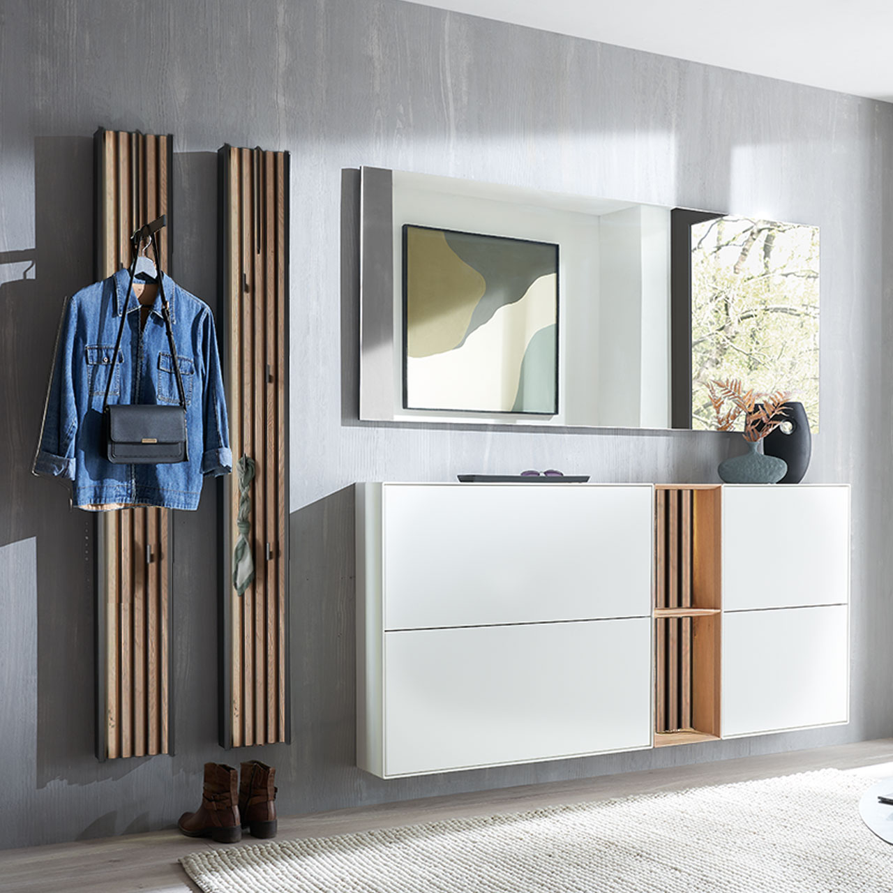 Hartmann SALVO 8550G - Garderobe Nr. V100L - sechseilig - Kernbirke weiß Lack, Kerneiche Natur, Lamellen Moderne sechsteilige Garderobe aus massiver Kernbirke und Kerneiche Natur: Regalelement mit Lamellen-Akzent zwischen zwei weiß lackierten Schuhkippern, zwei Garderobenpaneelen mit Lamellen und langem Wandspiegel.