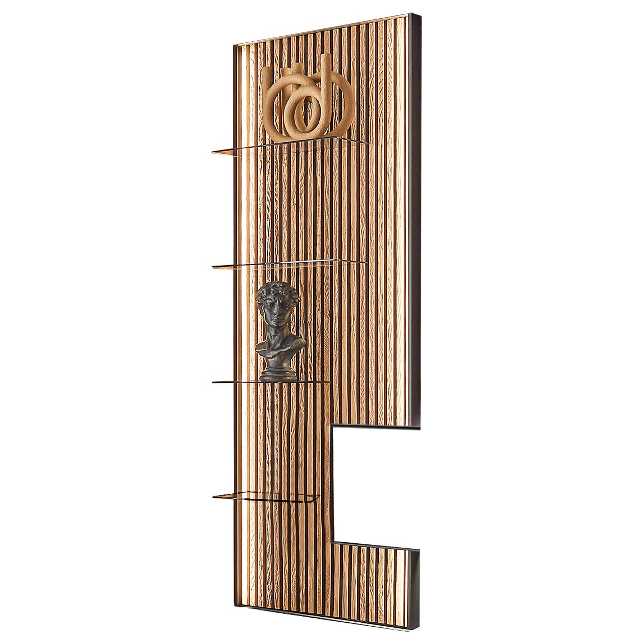 Modernes Wandpaneel mit Lamellenrückwand aus hellem Holz mit vier Glasböden aus Parsolglas und rechts mit seitlichem Ausschnitt für passende Möbel.