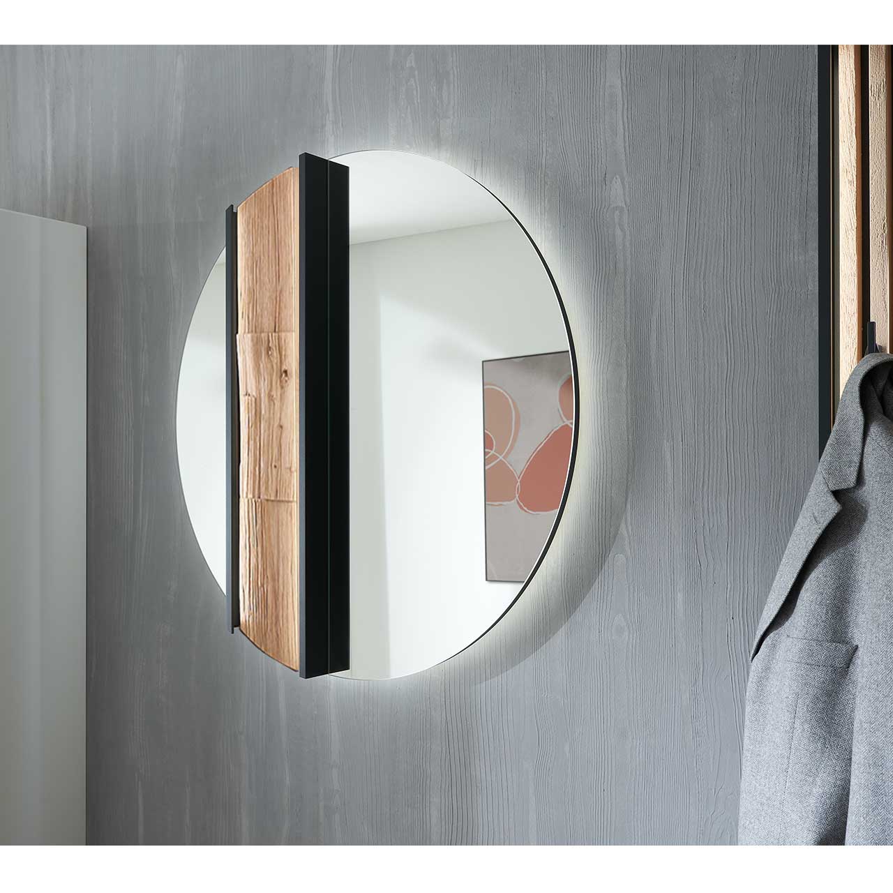 Hartmann SALVO Garderoben - Wandspiegel 8550G-5095 li - mit Spaltholz Seitenansicht eines runden Wandspiegels, links mit Spaltholz-Akzent eingefasst in einen anthrazitfarbenen Metallrahmen.