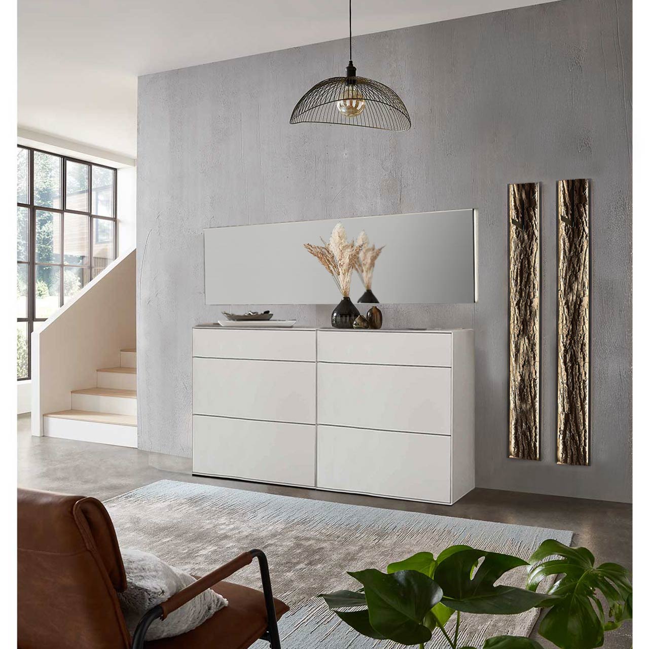 Flur mit modernen Garderobenmöbeln aus massiver Kernbirke in Lack weiß: Zwei Stauraumschränke mit Schubkästen und Klappen, zwei Garderobenpaneele mit je einer Kleiderstange und Rinden-Akzent und ein langer Wandspiegel.