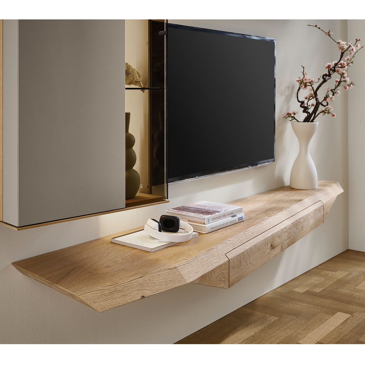 Modernes Hängelowboard aus massivem Riffholz im asymmetrischem Design mit praktischem Schubkasten.
