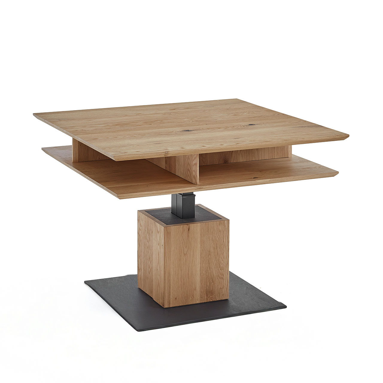 Höhenverstellbarer Couchtisch mit quadratischer, nach oben gestellter Tischplatte aus hellem Eichenholz und zusätzlicher Holzablageplatte - auf massiver, quadratischer Holzsäule und dunkler Bodenplatte.