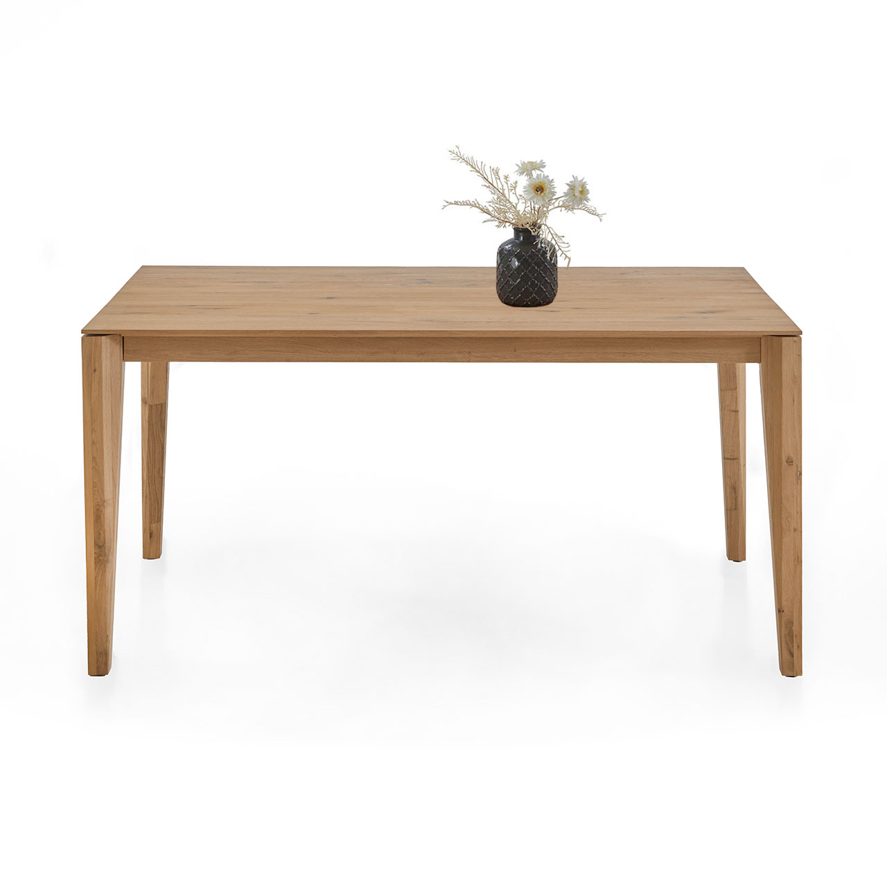 Klassischer Esstisch aus massiver, heller Kerneiche mit rechteckiger Tischplatte auf vier Holzbeinen - in Frontansicht.