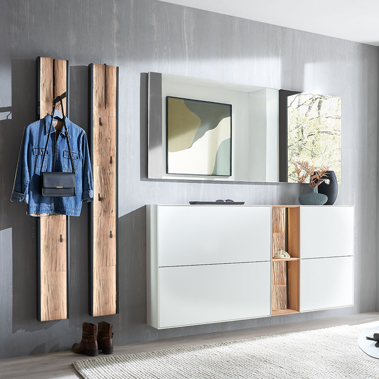 Hartmann SALVO 8550G - Garderobe Nr. V100S - sechseilig - Kernbirke weiß Lack, Kerneiche Natur, Spaltholz Moderne sechsteilige Garderobe aus massiver Kernbirke und Kerneiche Natur: Regalelement mit Spaltholz-Akzent zwischen zwei weiß lackierten Schuhkippern, zwei Garderobenpaneelen mit Spaltholz und langem Wandspiegel.