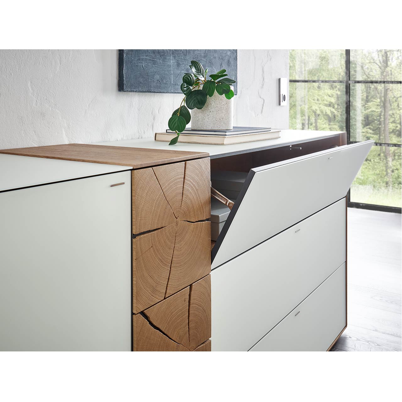 Detailaufnahme der geöffneten Klappe am CAYA Sideboards Nr. 7170-4205W.