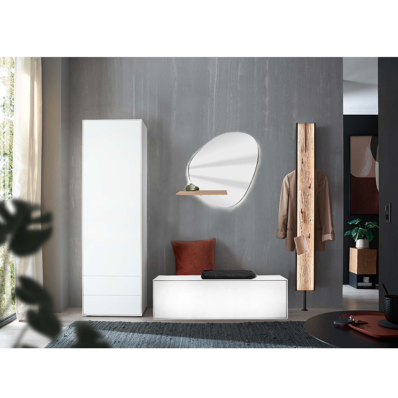 Flur mit modernen Garderobenmöbeln aus massiver Kernbirke in Lack weiß: Ein Hochschrank, ein Garderobenpaneel mit Kleiderstange, Mantelhaken und Spaltholz-Akzent, eine Sitzbank mit Klappe und ein asymmetrischer Wandspiegel mit Ablage.